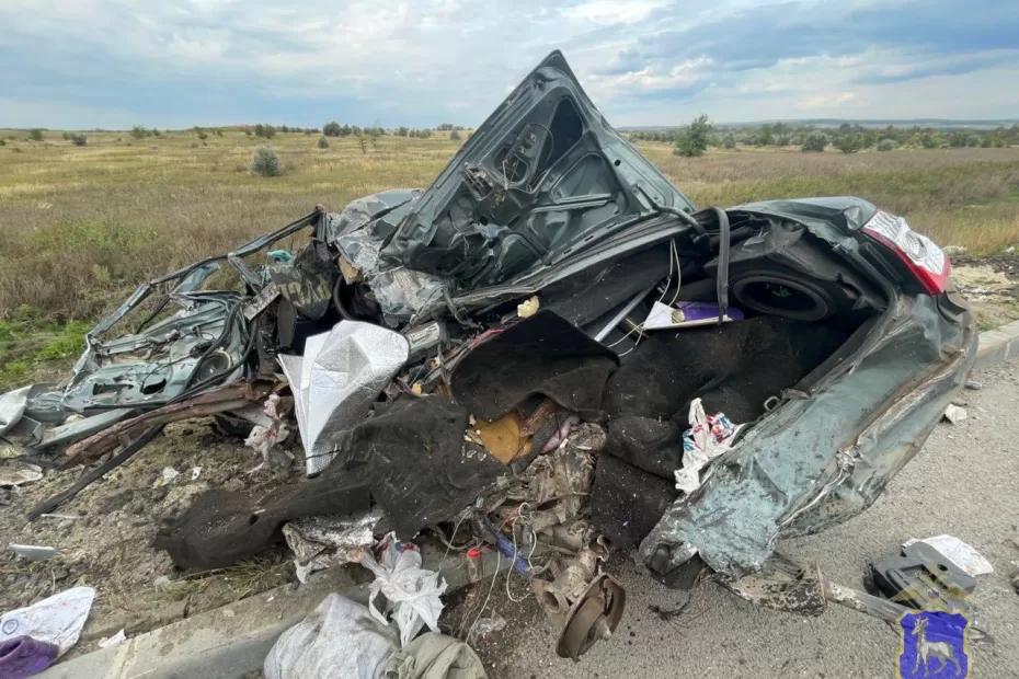 На трассе под Сызранью Sitrak разорвал на части стоявшую Приору