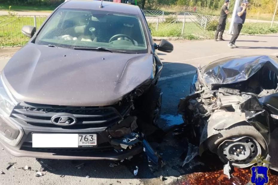 Четверых взрослых и ребенка увезли с места столкновения трех машин в Самарской области