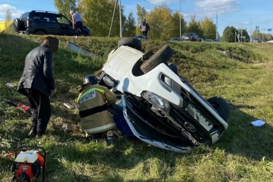 В Самарской области водитель мгновенно погиб в перевернувшейся легковушке - фото