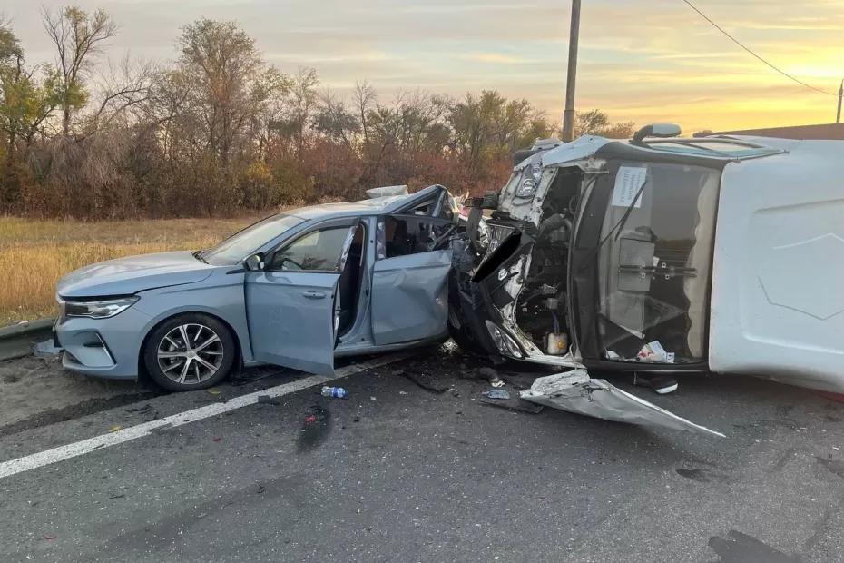 Под Сызранью грузовик протаранил китайскую легковушку и упал, не удержавшись на трассе(Волков) Свешникова - последние новости