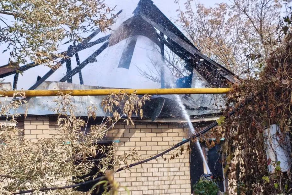 Горит уже второй жилой дом: под Сызранью огонь прошел 100 «квадратов»