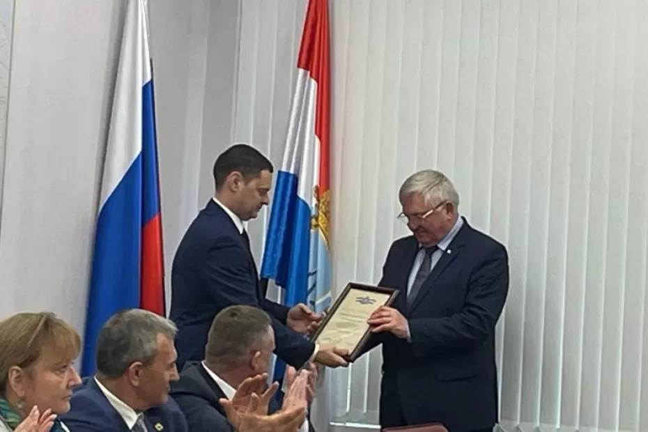 Мэр передал подарок от губернатора легендарному боевому летчику и экс-начальнику СВВАУЛ Виктору Уколову