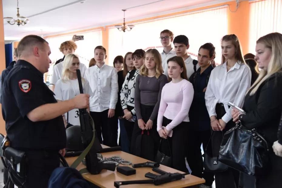 Время выбирать: в Сызрани сотни школьников и студентов испытали полное погружение в работу сотрудников полиции