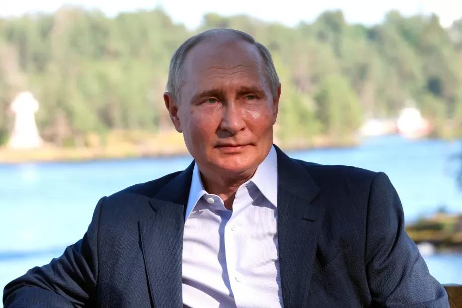 Крокодил, бочка вина, четыре мешка картошки, «100 анекдотов про Путина»: день рождения Владимира Путина - какие необычные подарки дарили президенту