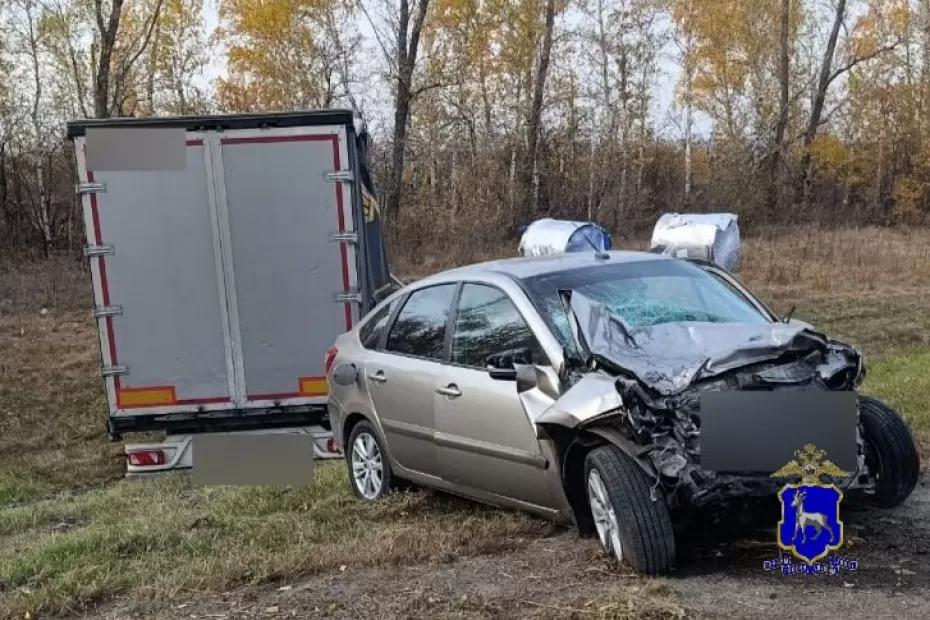 В пятом часу вечера на трассе Логан на скорости протаранил огромный Mercedes-Benz
