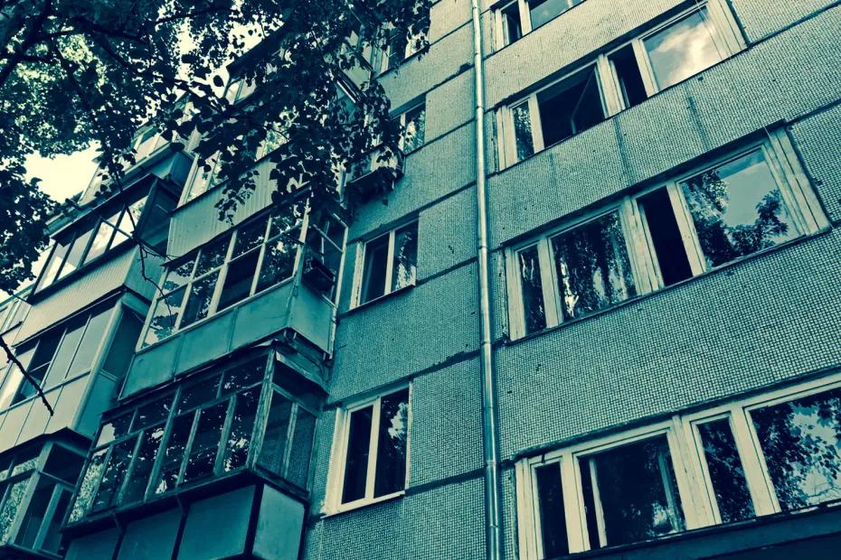 Жильцы сызранской пятиэтажки по запаху узнали, что жили по соседству с мертвецом: что известно на данный момент