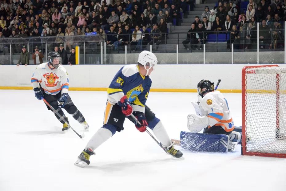 16 шайб в двух матчах: в Сызрани ярко стартовал чемпионат города по хоккею с шайбой