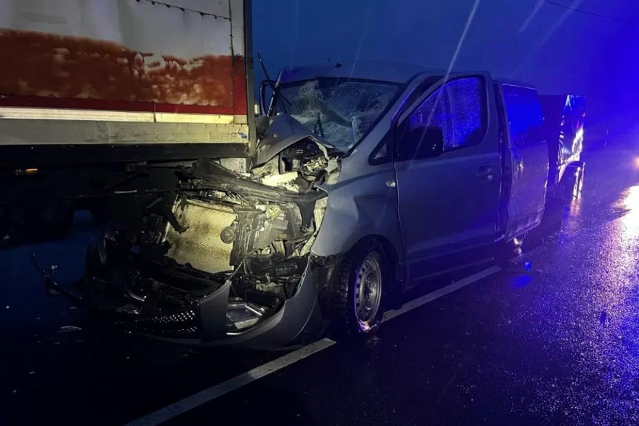 На скорой - срочно в Сызрань: фото с места жесткой аварии с грузовой фурой