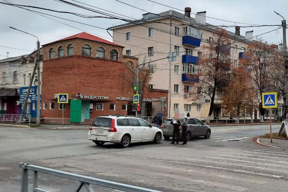 В центре Сызрани водитель «Вольво» зевнул и потерял дистанцию: что известно на данный момент