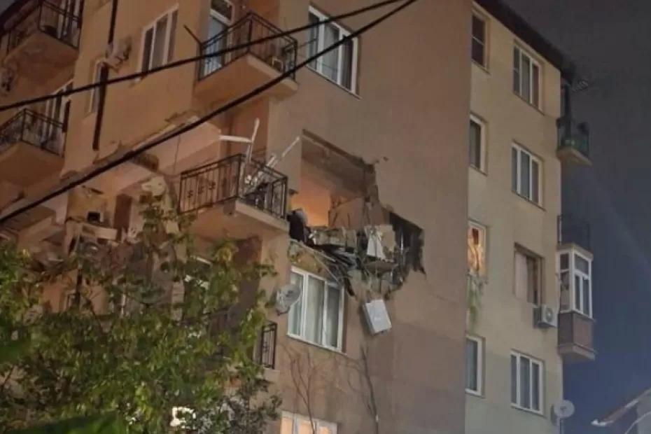 Ночью мощный взрыв в многоэтажке вынес квартиру и часть стены. Без жертв не обошлось