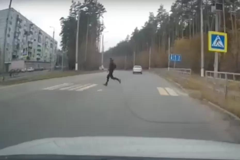 «У оленей начался гон»: жители Сызрани метко окрестили пешехода-нарушителя, едва не попавшего под колеса
