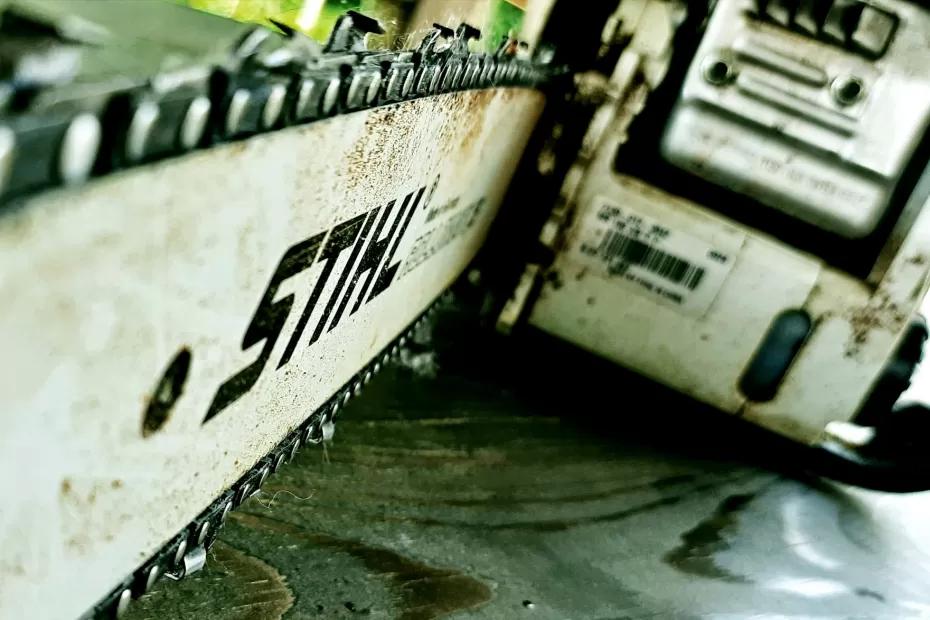 Психопат с бензопилой напал на толпу людей у бара - последние новости