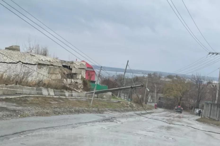 Ждали-ждали и дождались! Около стадион «Локомотив» случилась техногенная авария - рухнула стена и столб в придачу
