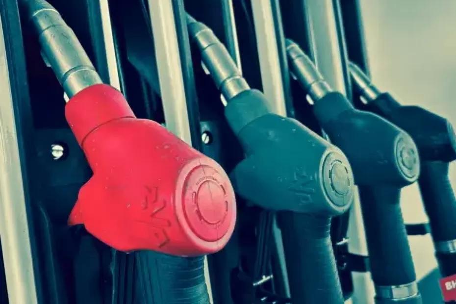 Заправляемся и плачем: на АЗС 19 раз переписали ценники на бензин