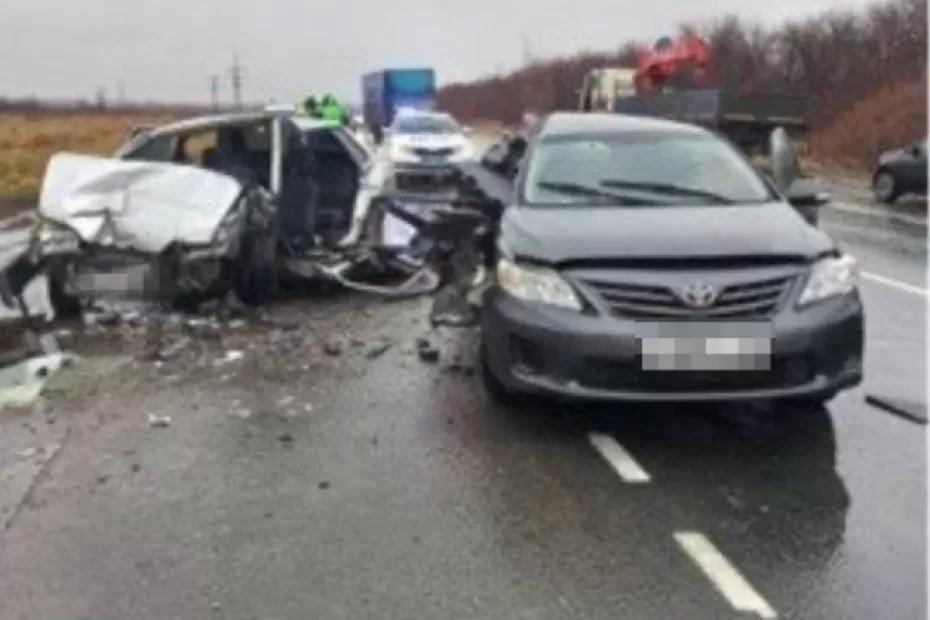 Одна из машин развалилась на части: фото жесткой аварии в Самарской области