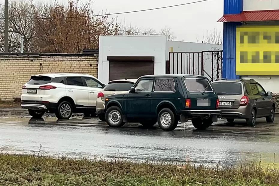 В Сызрани около алкомаркета сбили женщину с ребёнком: что произошло