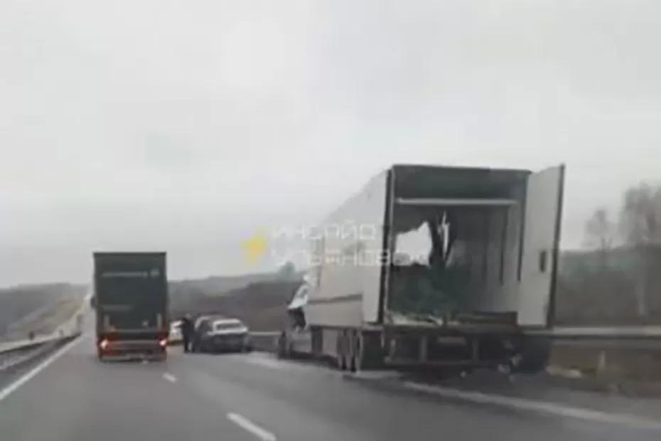 Очевидцы выложили видео: на трассе Сызрань-Ульяновск фура воткнулась в отбойник