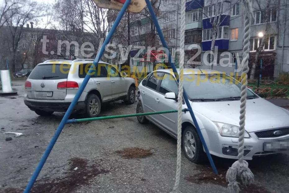 В Сызрани кроссовер протаранил машину и вылетел на детскую площадку: что произошло