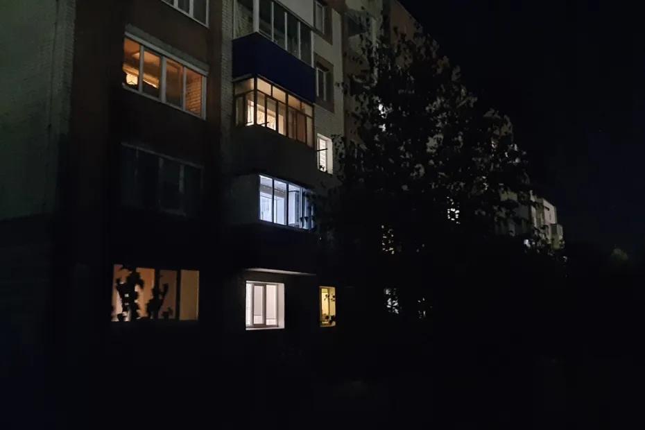 Пережившая унижения и насилие девушка просит спасти брата от матери