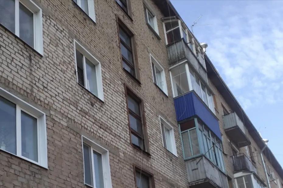 Школьница с 12 лет ведет взрослую жизнь: спит с мужчинами, пьет в жуткой квартире и ходит в школу