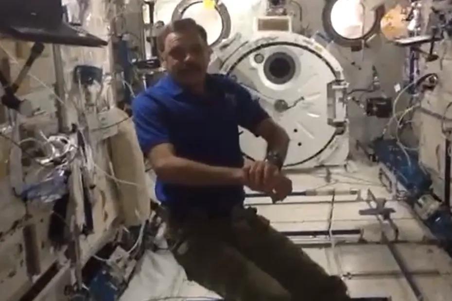 Редкое видео Михаила Корниенко с МКС - где едят и как смотрят фильмы в космосе