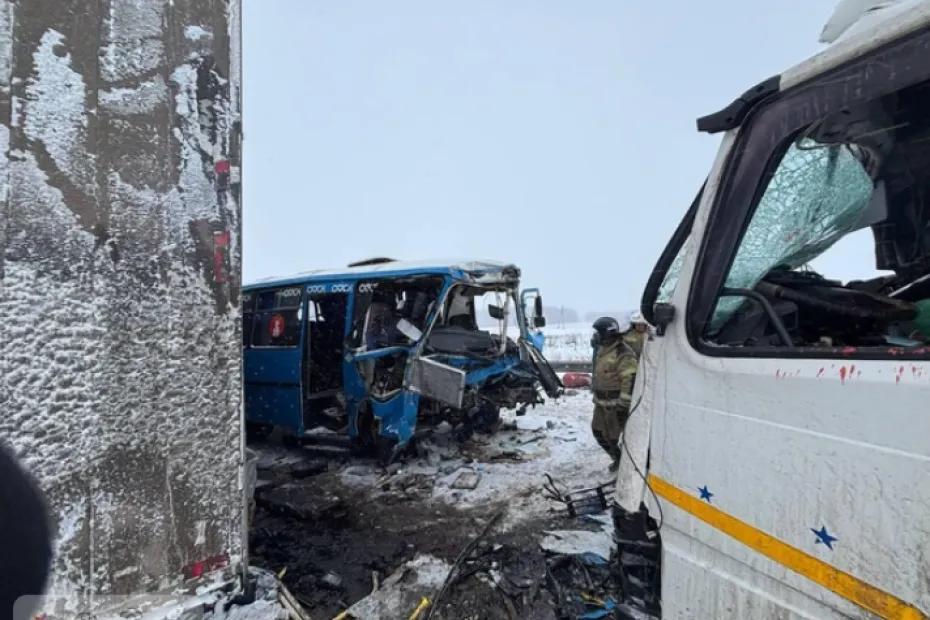 На федеральной трассе большегруз разорвал автобус с детьми: шесть человек погибли. Фото