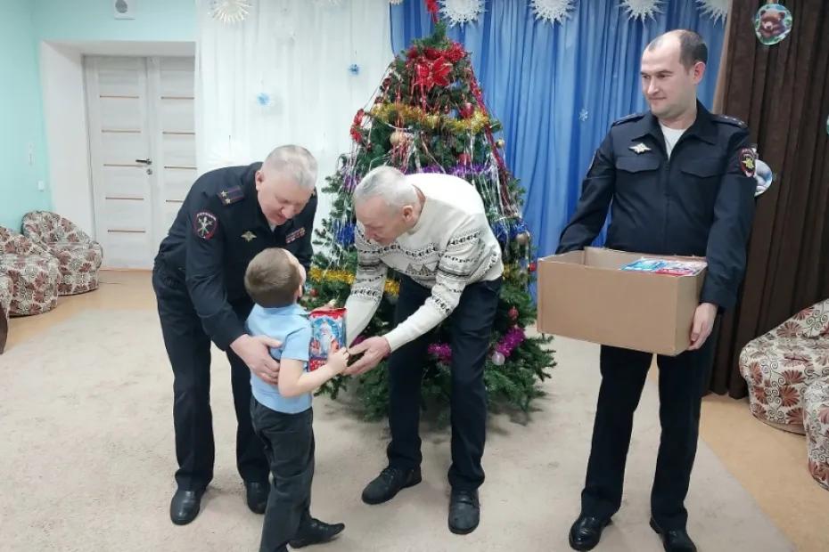 &laquo;Полицейский Дед Мороз&raquo; обошел все города. Октябрьск не стал исключением