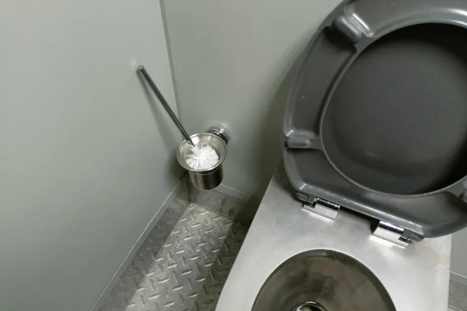 Горожане не поняли, как войти в новый умный туалет за 8 миллионов рублей