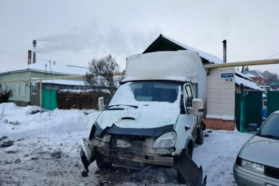 В центре Сызрани изуродовали припаркованный у дома автомобиль - появились подробности