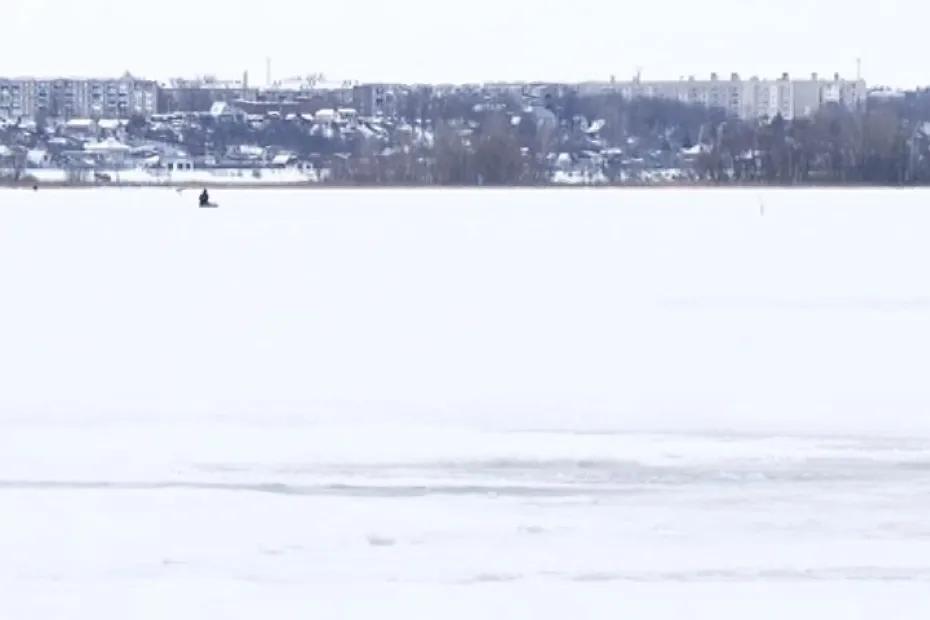 На Волге 72 рыбака случайно отправились в дрейф на льдинах: что произошло