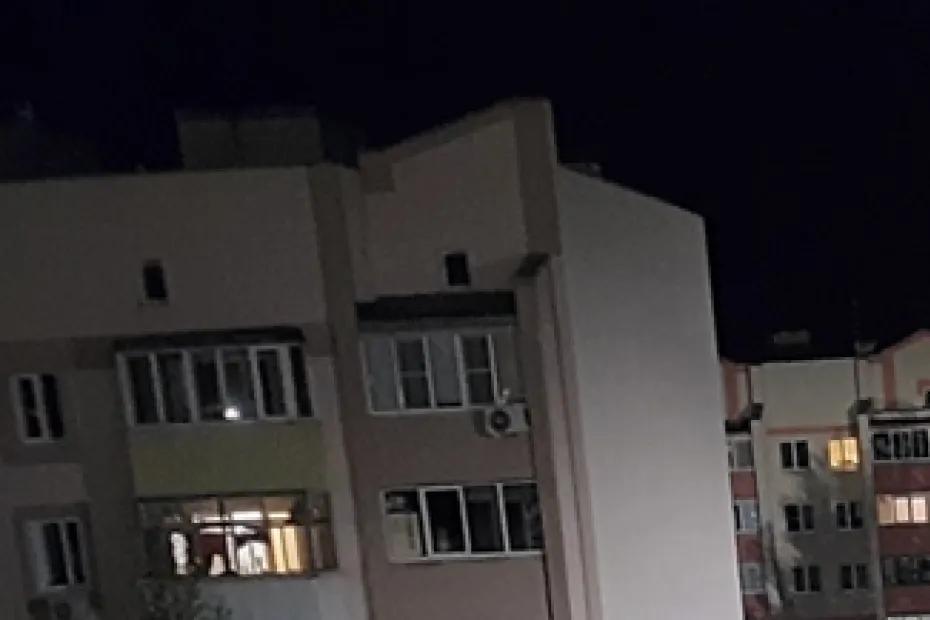 Дрон врезался в многоэтажку: ночью силы ПВО перехватили 63 украинских беспилотника