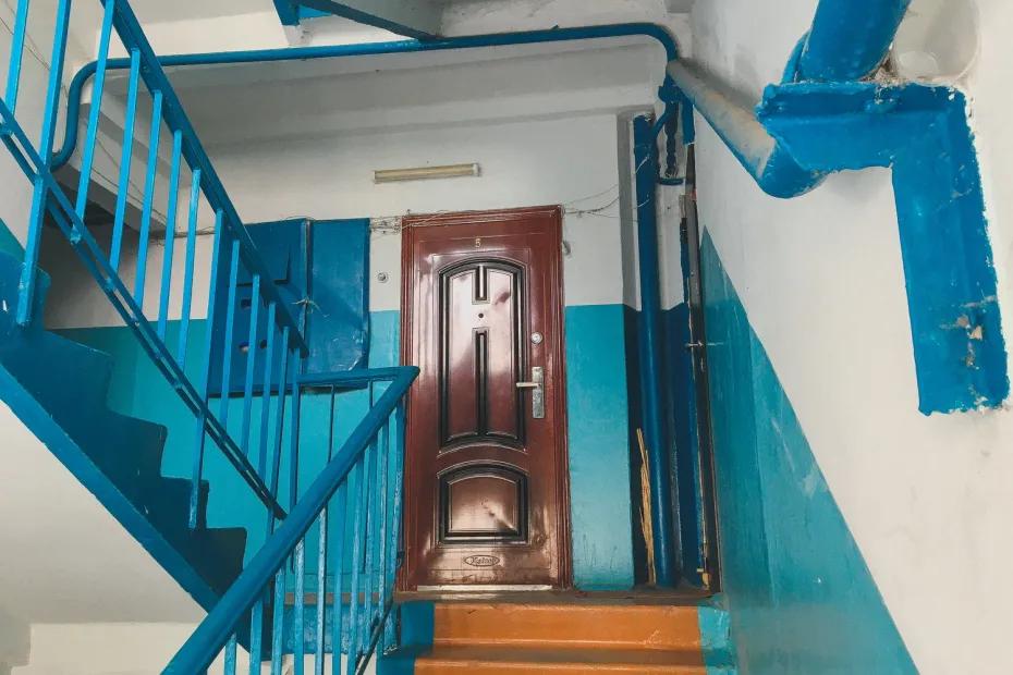 Надоел хлам соседей в подъезде? Как восстановить права на общую собственность