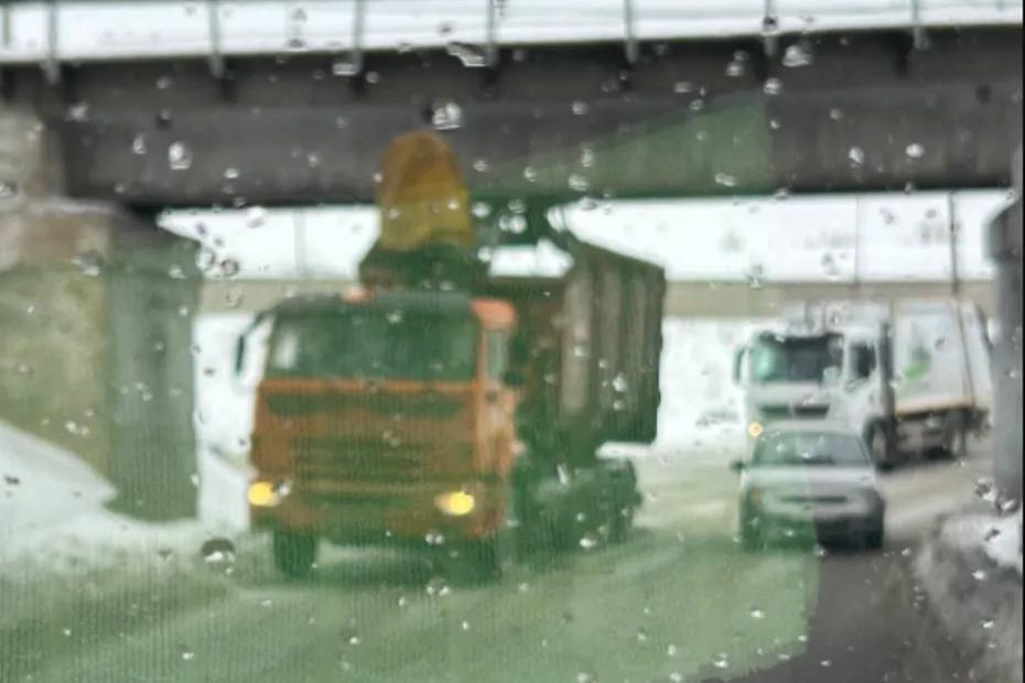 Застрявший под мостом грузовик спровоцировал пробку в Сызрани - последние новости