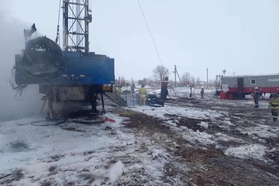 В Самарской области вспыхнула нефтяная скважина с людьми - первые фото с места пожара