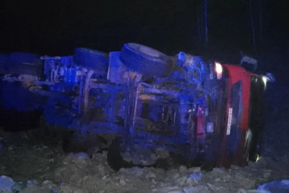 На федеральной трассе М-5 в кювет рухнул многотонный китайский грузовик