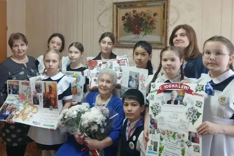 В Октябрьске поздравили с 90-летием легендарного педагога Валентину Свечникову