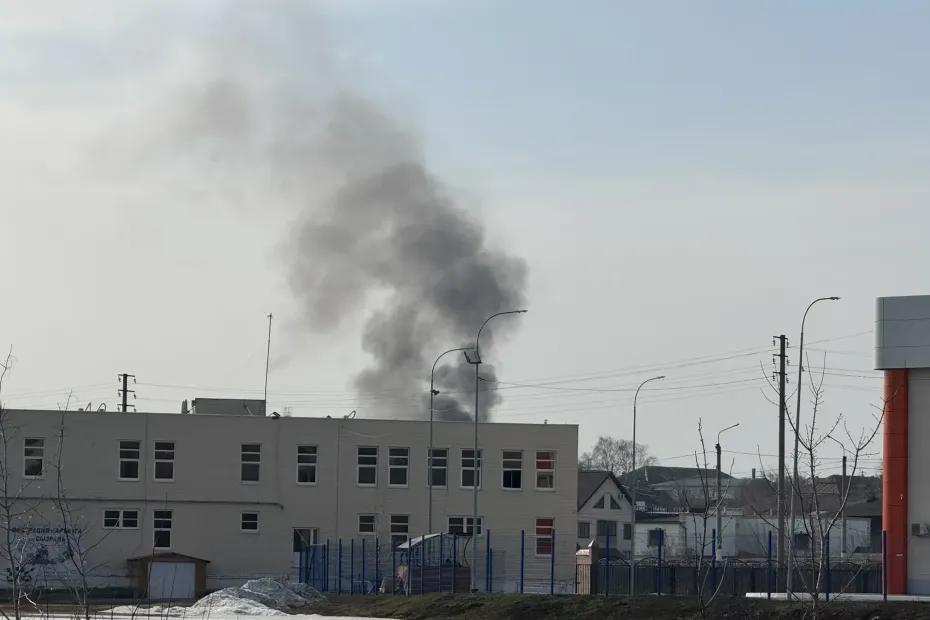 Очевидцы сообщили о громком хлопке: в центре Сызрани виден черный столб дыма