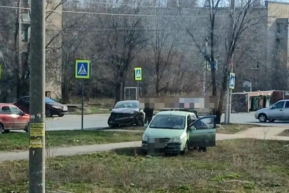 У сызранской больницы разбились автомобили и вылетели на газон - последние новости