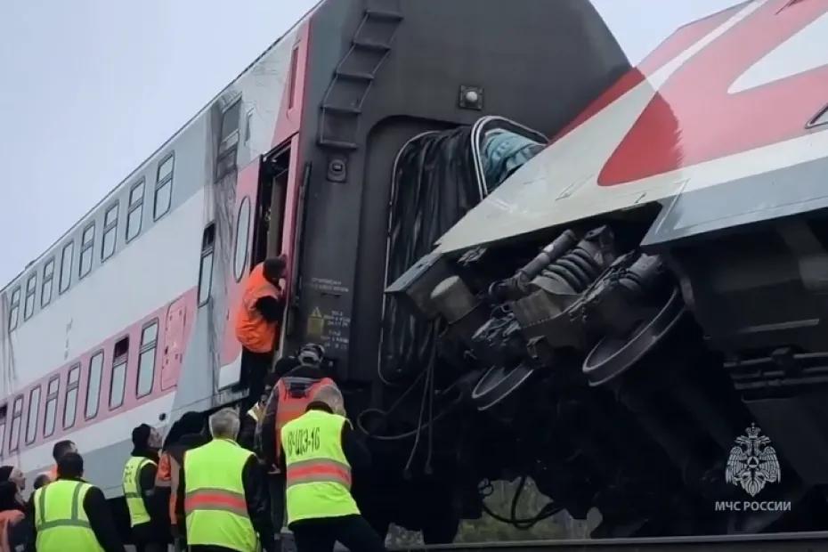 Крушение поезда, бесплатный проезд, апрельские выплаты, отключение доступа к сайтам: важное к этому часу