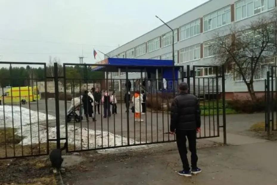 Сегодня утром школьник зарезал учительницу у входа в школу - фото