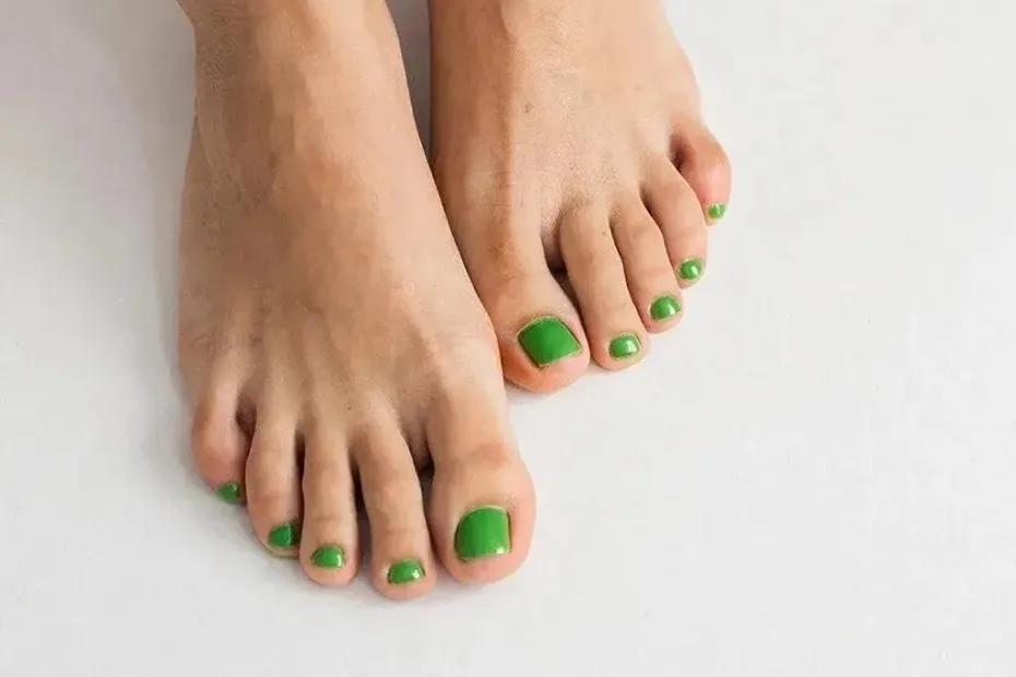 Раскрыты десять самых модных цветов педикюра летом 2026 года