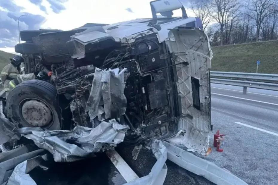 Фото с места аварии: пожарные спасатели первым делом обесточили то, что осталось от грузовой фуры