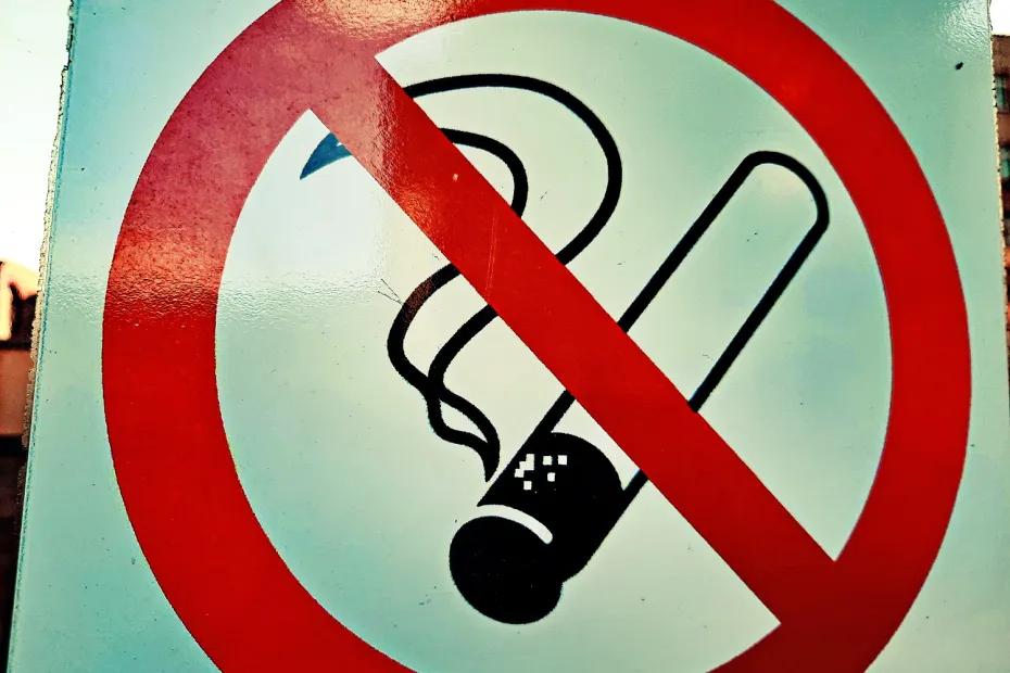 Дядя, дай закурить: взрослых накажут за угощение детей сигаретами из жалости