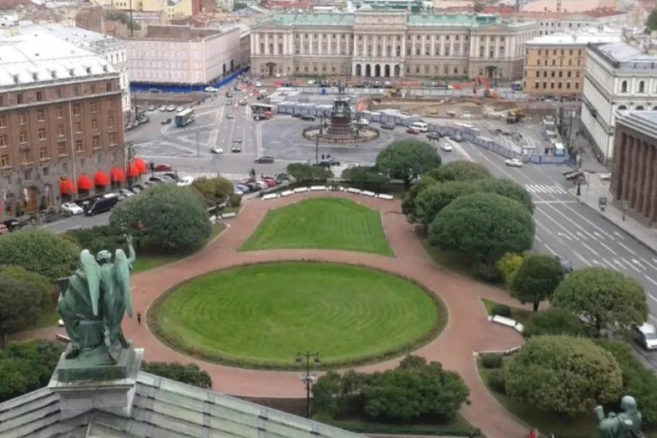 В небе слышны звуки беспилотников и взрывы: атака на северную столицу и регион продолжается