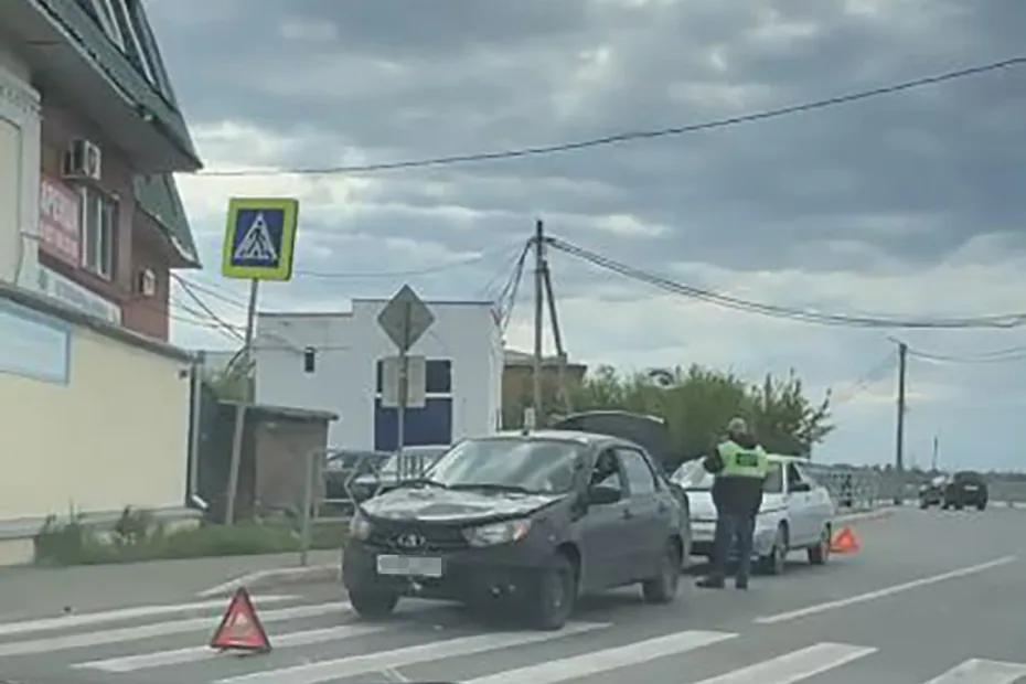 В центре Сызрани &laquo;десятка&raquo; подбила &laquo;Гранту&raquo; рядом с пешеходным переходом - фото
