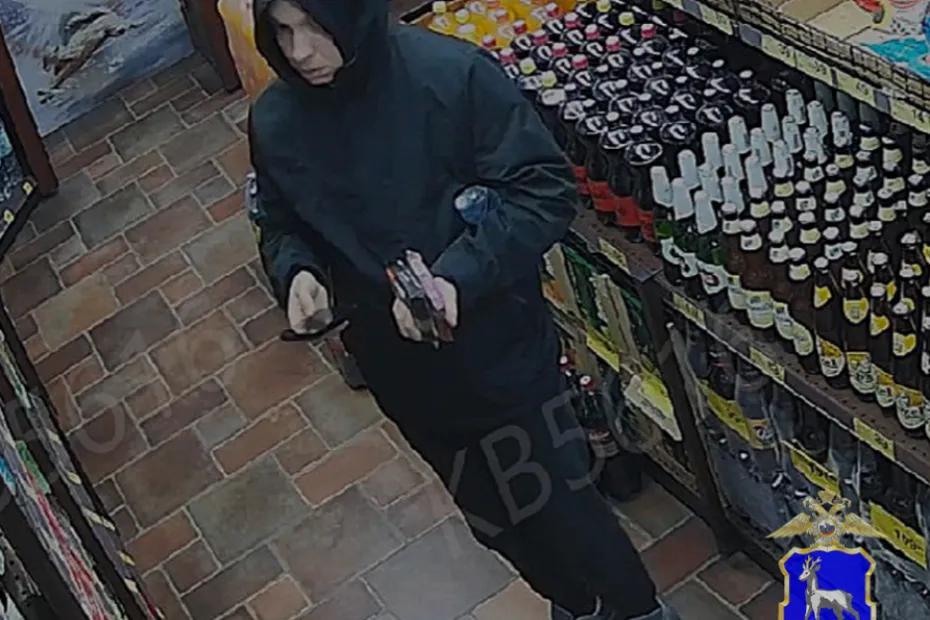 В Сызрани полиция ищет худощавого покупателя из алкомаркета