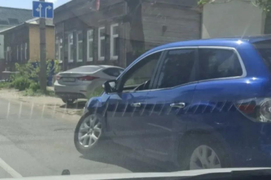 В Сызрани потерявшая колесо иномарка вызвала хаос на дороге - последние новости