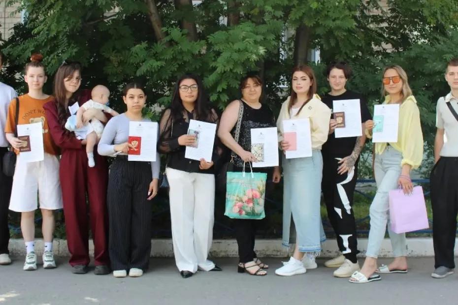 Молодым людям в Сызрани массово вручали ключи от нового жилья