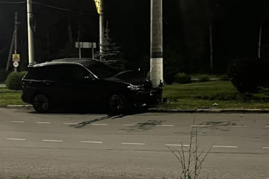 В Сызрани внедорожник BMW въехал в столб: что известно на данный момент