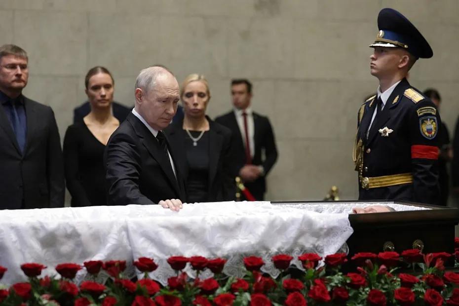 Владимир Путин возложил цветы к гробу экс-министра обороны Сергея Иванова